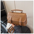 Dettaglio borsa vintage marrone con scritte in rilievo e cinturini con fibbia in metallo - Marrone
