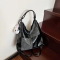 Sac fourre-tout multifonctionnel noir et gris foncé avec un joli charme en peluche - Noir