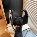Sac hobo noir moderne avec poignée à nœud et pendentif cœur décoratif - Noir