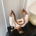 Sac hobo beige minimaliste avec détails en cuir marron et ornement de corde - Blanc Cassé