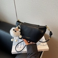 Elegante borsa a tracolla in pelle nera con dettagli dorati e ciondolo in peluche bianco - Nero con ciondolo