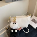 Borsa a tracolla color crema con ciondolo di peluche e similpelle a pieghe geometriche - Bianco Crema Con Ciondolo