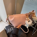 Borsa a tracolla rosa stile dumpling con dettagli a pieghe e ciondolo in peluche - Rosa con ciondolo