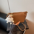 Borsa a tracolla marrone testurizzata a forma di gnocco con ciondolo di peluche carino - Marrone con ciondolo