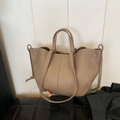 Sac fourre-tout en cuir grainé kaki avec coutures blanches et bandoulière fixe - Gris éléphant