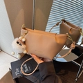 Sac à bandoulière café clair plissé avec breloque petit monstre en peluche mignon - Khaki Avec Pendentif