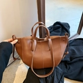 Sac cabas en cuir grainé marron avec surpiqûres blanches et bandoulière réglable chic - Marron