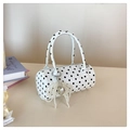 Vue détaillée du sac cylindrique à pois avec nœud en perles et pendentif cœur - Blanc avec pendentif