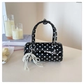 Détail d'un sac cylindre noir à pois avec élégante pampille en perles nacrées - Noir Avec Pendentif