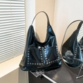 Bolso tote negro brillante con grandes bolsillos frontales y remaches hexagonales - Negro