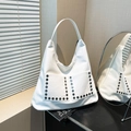 Bolso hobo vintage blanco con remaches hexagonales negros y correa de hombro ancha - Blanco