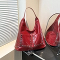Bolso tote rojo en charol brillante con remaches hexagonales y gran capacidad - Rojo