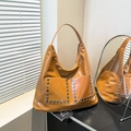 Bolso tote de cuero color caramelo con remaches y silueta hobo moderna muy elegante - Marrón