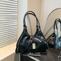 Borsa sottobraccio minimalista in ecopelle nera lucida con fibbie dorate e stile retrò - Nero