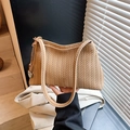Elegante borsa a secchiello intrecciata kaki con motivo a V e nodi decorativi - Cachi