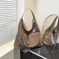 Vintage large coffee tote bag in glossy leather with stylish silver rivet details - Brown