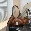 Borsa a mano minimalista marrone scuro lucida con manico superiore e tracolla lunga - Marrone