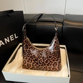 Fashionable large leopard print hobo underarm bag in glossy patent leather finish - Coffee
