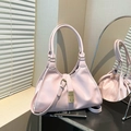 Borsa sottobraccio minimalista in pelle PU rosa chiaro con fibbia oro e tracolla - Rosa