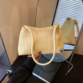 Borsa a spalla intrecciata giallo chiaro minimalista con dettaglio ciondolo cuore in metallo - Giallo