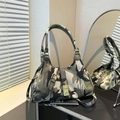 Sac à épaule chic avec imprimé camouflage, lanières en cuir et boucle en métal - Vert