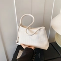 Borsa hobo intrecciata beige minimalista con manico in corda spessa e ciondolo a cuore - Bianco
