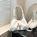Sac sous le bras chic blanc crème en cuir brillant avec boucle en métal doré - Blanc