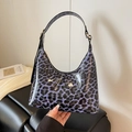 Chic purple leopard print underarm bag in glossy patent leather with hobo shape - Blue