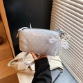 Sac bandoulière bleu clair à pois avec logo B et breloque ruban en perles chic - Avec Pendentif / Bleu