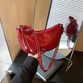 Elegante borsa a mezzaluna in finta pelle rossa con tracolla a nodi e logo metallico - Rosso