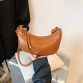 Borsa a spalla a mezzaluna in pelle marrone con tracolla annodata e logo in metallo - Marrone