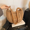 Borsa a mezzaluna intrecciata kaki con tracolla in finta pelle marrone e fibbia - Cachi