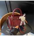 Dunkelrote Lackleder-Eimertasche mit Herz-Perlenanhänger und weißer Spitze-Schleife - Mit Anhänger / Ankara Rot