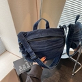 Sac bandoulière en denim bleu foncé avec bords effilochés et large sangle réglable - Bleu foncé
