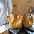 Schicke gelbe Leder-Tote-Bag mit Litschi-Struktur, langen Griffen und runder Tasche - Gelb
