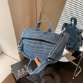 Sac bandoulière en denim bleu délavé avec sangle réglable et poche zippée noire - Bleu clair