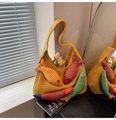 Détail d'un sac cabas en tricot jaune orné de quatre breloques de poissons en peluche - Jaune