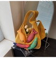 Dettaglio della borsa tote in maglia gialla con decorazioni di pesci in tessuto - Giallo