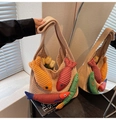 Vue détaillée d'un sac cabas en tricot avec de petits poissons et des tulipes jaunes - Kaki