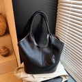 Schicke schwarze Tote Bag mit Litschiprägung, Ledergriffen und runder Geldbörse - Schwarz