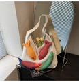 Détail du sac cabas en tricot avec breloques poissons 3D et décorations florales - Blanc