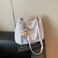 Sac hobo violet clair avec breloque ours en peluche et bandoulière en chaîne - Violet
