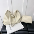 Sac bandoulière en cuir grainé beige crème avec pochette assortie et boucle en métal - Blanc Cassé
