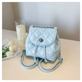 Detalle de mini mochila acolchada azul claro con cadena de plata y cierre giratorio - Azul