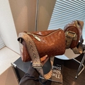 Sac oreiller marron tissé avec large bandoulière jacquard et fermeture dorée - Marron