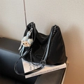 Sac fourre-tout noir à texture verticale avec bandoulière chaîne et charm d'ours - Noir