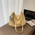 Sac hobo chic en cuir jaune avec chaîne en métal et breloque ours en peluche - Jaune