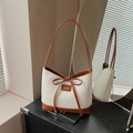 Bolso saco de tejido beige con ribete de cuero marrón y detalle de lazo - Marrón