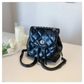 Detalle de la mochila de cuero PU acolchado negro con cierre de giro plateado - Negro