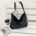Grand sac hobo noir en cuir à motif litchi pour un style moderne et minimaliste élégant - Noir